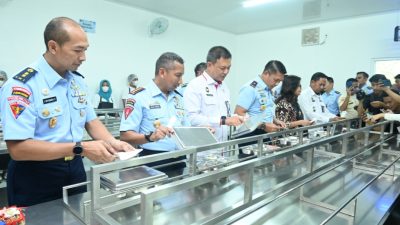 Lanud Sultan Hasanuddin Distribusikan 4.500 Porsi Makanan Gratis ke 15 Sekolah di Maros