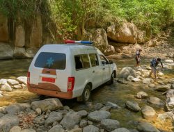 Lintasi Sungai Terjal Berbatuan, Ambulans di Maros Jadi Viral di Media Sosial