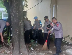 Usai Kawal Aksi, Personel Polres Maros Turun Tangan Bersihkan Jalan Raya