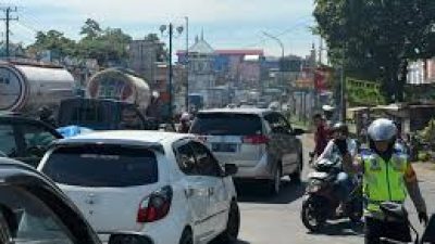 Satlantas Maros Gerak Cepat Atasi Kemacetan Akibat Truk Rusak di Jalan Poros Makassar–Maros