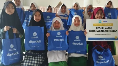 DT Peduli Sulsel Salurkan Bantuan untuk Anak Yatim di Kampung Zakat Maros