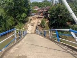 Jembatan Penghubung di Maros Ambruk, Akses Warga Dua Desa Terputus